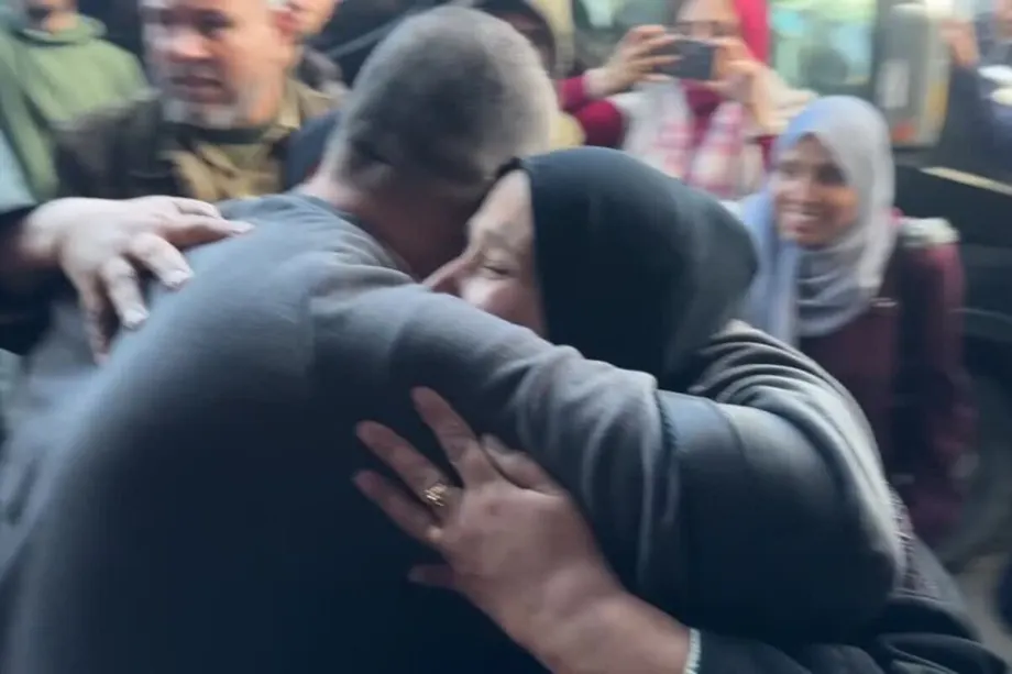 Nove prisioneiros palestinos libertados pelas forças israelenses são transferidos para o Hospital dos Mártires de Al-Aqsa pelo Comitê Internacional da Cruz Vermelha, em Deir al-Balah, Gaza, em 3 de fevereiro de 2026. [Captura de tela/AA]