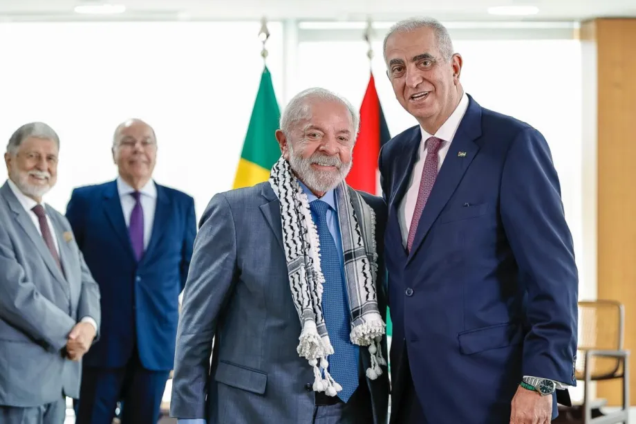 O presidente brasileiro Luiz Inácio Lula da Silva usa o keffiyeh palestino durante a cerimônia de credenciamento do novo embaixador palestino no Brasil, em Brasília, em fevereiro de 2026. [Escritório de Representação do Brasil em Ramallah / Facebook]