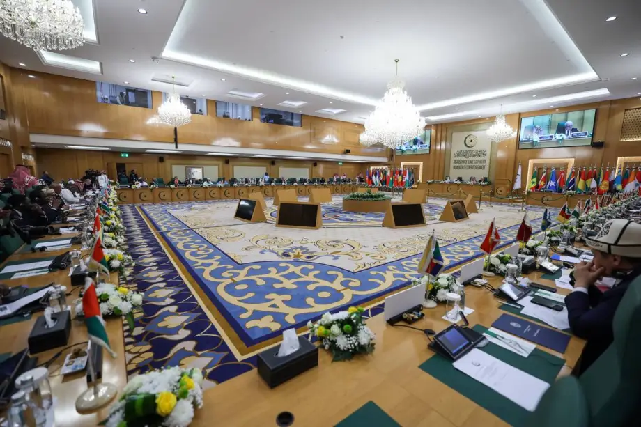 Uma vista geral do salão durante a Sessão Extraordinária do Conselho de Ministros das Relações Exteriores da Organização de Cooperação Islâmica (OCI) em Jeddah, Arábia Saudita, em 5 de março de 2024. [Arda Küçükkaya – Agência Anadolu]