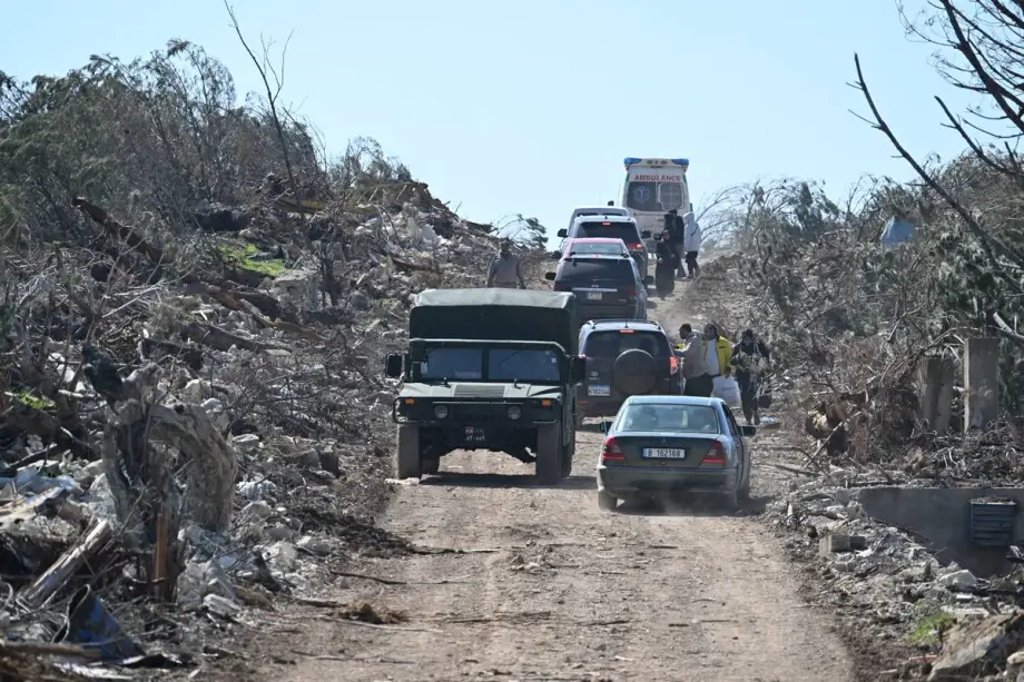 Soldados do exército libanês se posicionam na cidade de Maroun El Ras, no sul do país, após a retirada das forças israelenses de Nabatieh, no Líbano, em 18 de fevereiro de 2025. [Houssam Shbaro - Agência Anadolu]