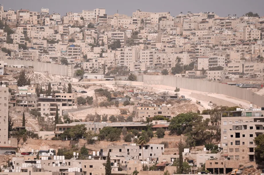 Vista geral da área de Cebel al-Baba (Monte Baba) após a aprovação do projeto “E1” em Jerusalém pelo ministro das Finanças israelense de extrema-direita, Bezalel Smotrich, em 15 de agosto de 2025. [Issam Rimawi - Agência Anadolu]