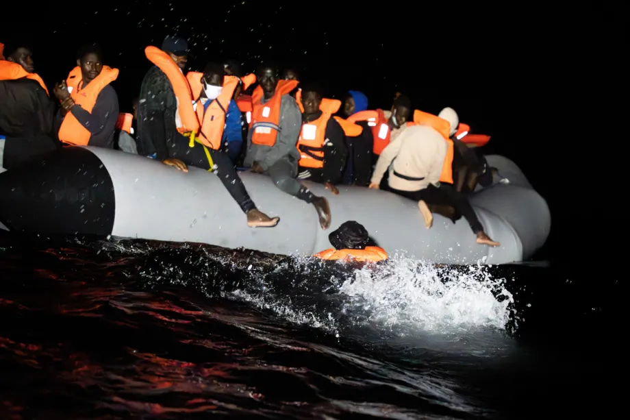 Bote com 54 refugiados, incluindo seis mulheres e três crianças, de Gâmbia, Gana, Nigéria e Mali, no Mediterrâneo Central, após partir da Líbia, em 3 de setembro de 2025 [Joan Galvez/Agência Anadolu]