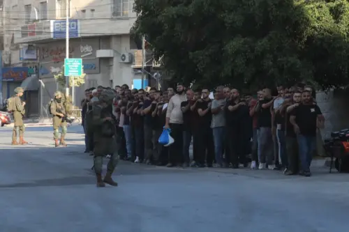 Forças israelenses prendem palestinos em Tulkarem, na Cisjordânia ocupada, em 11 de setembro de 2025 [Nedal Eshtayah/Agência Anadolu]
