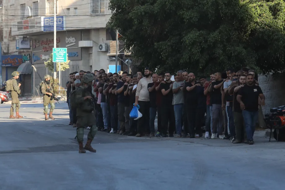 Forças israelenses prendem palestinos em Tulkarem, na Cisjordânia ocupada, em 11 de setembro de 2025 [Nedal Eshtayah/Agência Anadolu]