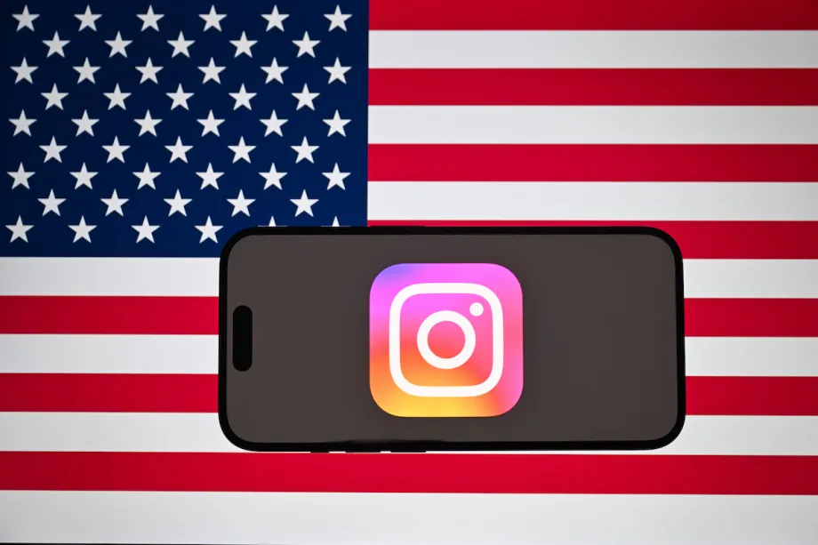 Logotipo do Instagram na tela de um celular e a bandeira dos EUA na tela de um computador em Ancara, Turquia, em 24 de setembro de 2025. [İsmail Aslandağ - Agência Anadolu]