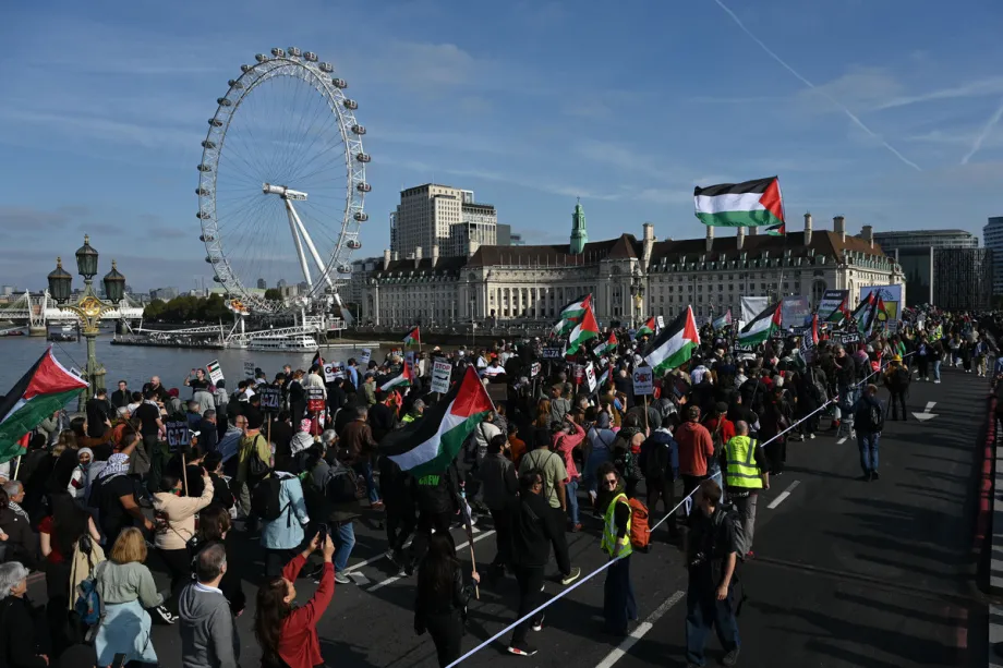Dezenas de milhares de pessoas participam de uma marcha pró-Palestina em Londres, Reino Unido, após um acordo de cessar-fogo assinado ontem, dois anos depois dos ataques de Israel a Gaza, em 11 de outubro de 2025. [Raşid Necati Aslım - Agência Anadolu]