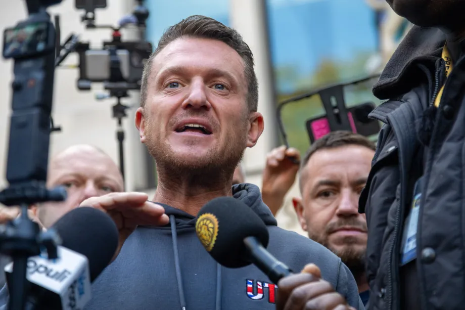 Tommy Robinson, cujo nome verdadeiro é Stephen Yaxley-Lennon, chega para o veredicto no Tribunal de Magistrados de Westminster, em Londres, Reino Unido, em 4 de novembro de 2025. [İlyas Tayfun Salcı – Agência Anadolu]