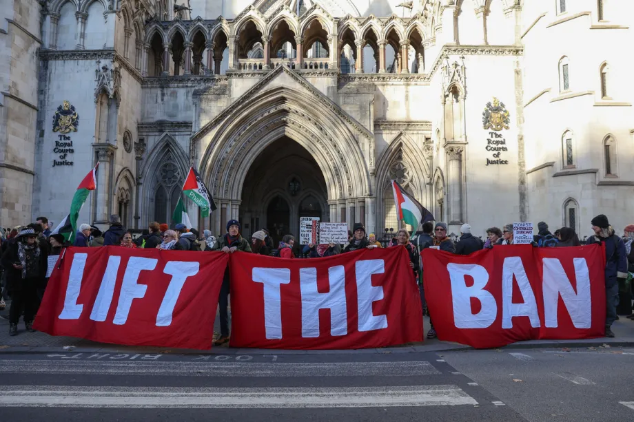 Policiais prendem ativistas do grupo de ação direta Palestine Action, durante protesto em frente ao Tribunal Real de Justiça, em Londres, Reino Unido, em 26 de novembro de 2026 [Zeynep Demir/Agência Anadolu]