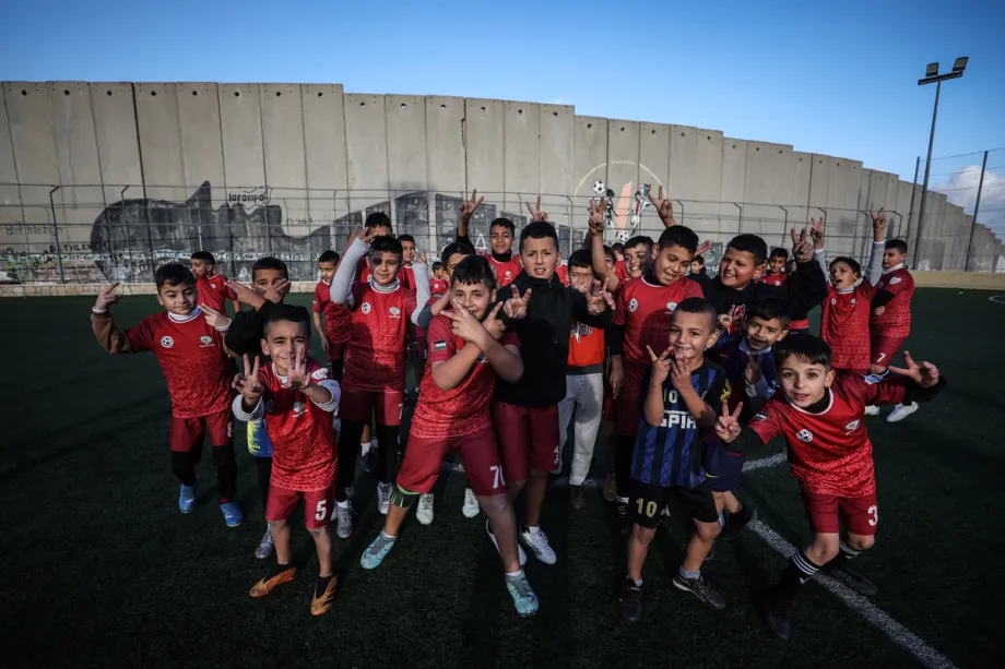 Meninos palestinos em um campo de futebol no campo de refugiados de Ainda, na cidade de Belém, na Cisjordânia ocupada, em 9 de dezembro de 2025 [Saeed Qaq/Agência Anadolu]