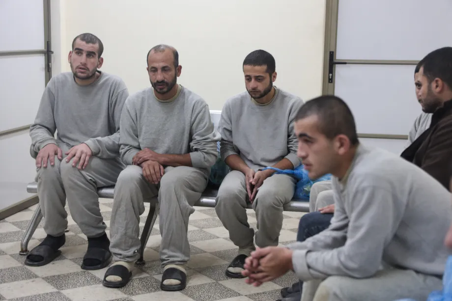 10 prisioneiros palestinos libertados pelas forças israelenses são transferidos para o Hospital dos Mártires de Al-Aqsa pelo Comitê Internacional da Cruz Vermelha, em Deir al-Balah, Gaza, em 28 de dezembro de 2025. [Abdalhkem Abu Riash - Agência Anadolu]