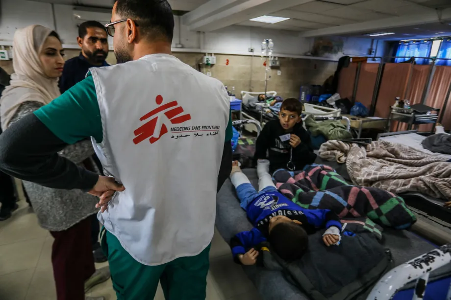 Um profissional da Médicos Sem Fronteiras (MSF) cuida de pacientes no Hospital Nasser, enquanto pacientes enfrentam dificuldades de acesso a cuidados devido aos serviços de saúde inadequados em Khan Yunis, Gaza, em 15 de janeiro de 2026. [Abed Rahim Khatib – Agência Anadolu]