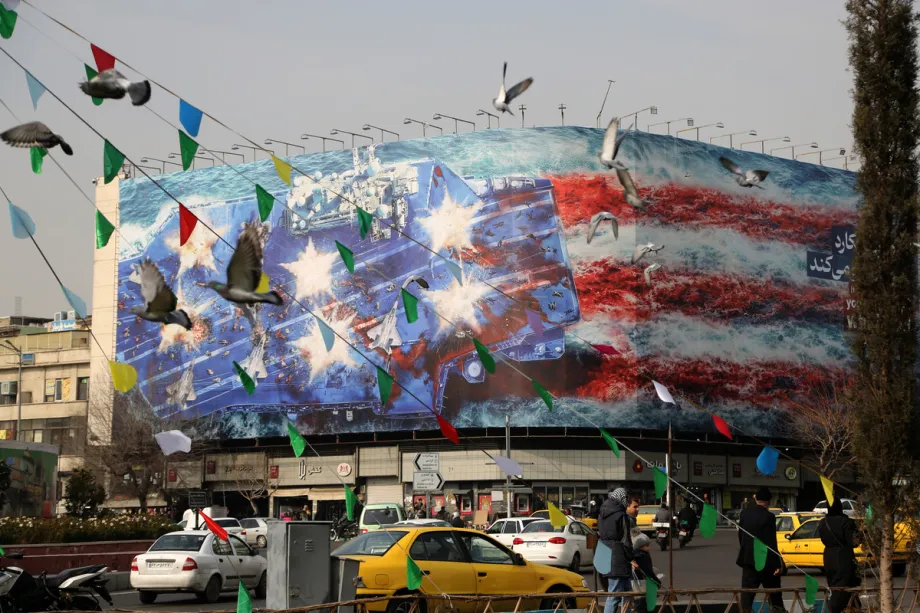 Uma faixa gigante representando um porta-aviões americano e a bandeira dos Estados Unidos foi exibida na Praça Enqelab (Revolução) em Teerã, Irã, em meio às crescentes tensões entre os Estados Unidos e o Irã, em 25 de janeiro de 2026. [Fatemeh Bahrami/ Agëncia Anadolu]