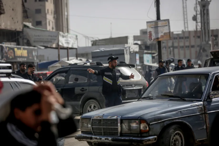 A polícia palestina retomou o patrulhamento de ruas no bairro de Rimal para manter a segurança e regular o tráfego na Cidade de Gaza, Gaza, em 27 de janeiro de 2026. [Saeed M. M. T. Jaras - Agência Anadolu]