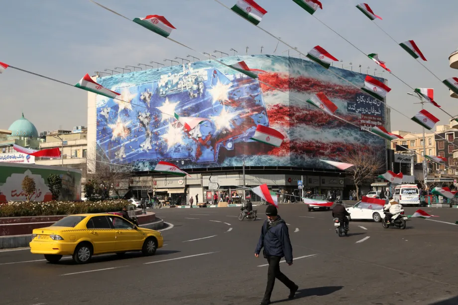Vista geral de cartazes anti-americanos e bandeiras iranianas exibidas após uma possível intervenção dos EUA contra o Irã em 28 de janeiro de 2026 em Teerã, Irã. [Fatemeh Bahrami – Agência Anadolu]