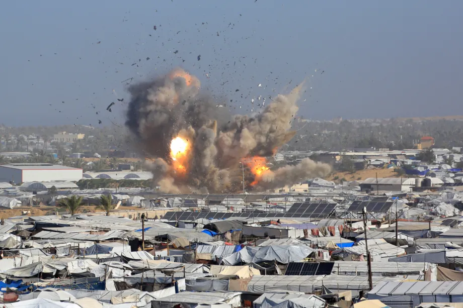 Fumaça sobe após um ataque aéreo atingir um prédio na área de al-Mawasi, em Khan Yunis, Gaza, apesar do cessar-fogo em 31 de janeiro de 2026. O exército israelense realizou intensos ataques em várias áreas da Faixa de Gaza desde a manhã. [Abed Rahim Khatib - Agência Anadolu]