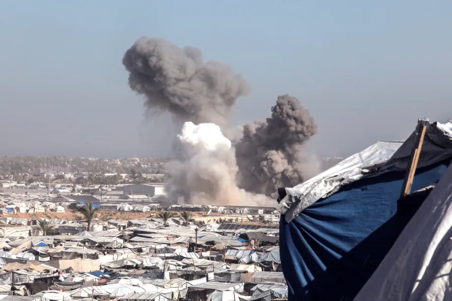 Fumaça sobe após um ataque aéreo atingir um prédio na área de al-Mawasi, em Khan Yunis, Gaza, apesar do cessar-fogo em 31 de janeiro de 2026. [Abed Rahim Khatib – Agência Anadolu]