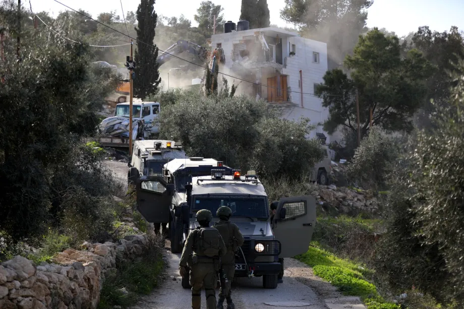 Forças israelenses demoliram uma casa de três andares de propriedade palestina, alegando a falta de alvará de construção, na cidade de Tarqumiya, noroeste de Hebron, Cisjordânia, em 1º de fevereiro de 2026. [Wisam Hashlamoun – Agência Anadolu]