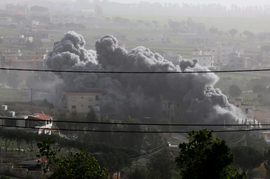 Fumaça sobe sobre prédio residencial após o ataque israelense a Kfar Tebnit, apesar do acordo de cessar-fogo em Nabatieh, Líbano, em 2 de fevereiro de 2026. [Ramiz Dallah – Agência Anadolu]