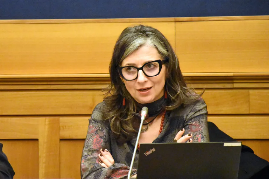 A Relatora Especial da ONU para a Palestina, Francesca Albanese, concede uma coletiva de imprensa na Câmara dos Deputados do Parlamento italiano para apresentar seu novo relatório intitulado “Genocídio em Gaza: Um Crime Coletivo”, em Roma, Itália, em 3 de fevereiro de 2026. [Barış Seçkin – Agência Anadolu]