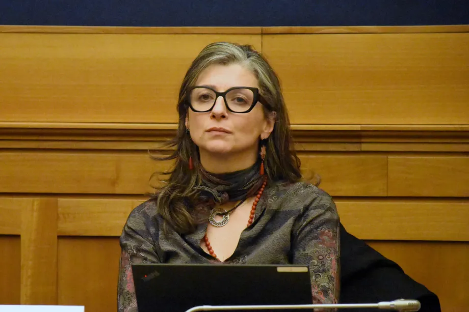 Francisca Albanese, relatora especial das Nações Unidas para os territórios palestinos ocupados, durante coletiva de imprensa na câmara baixa do parlamento italiano, sobre seu relatório “Genocídio em Gaza: Um crime coletivo”, em Roma, em 3 de fevereiro de 2026 [Baris Seçkin/Agência Anadolu]