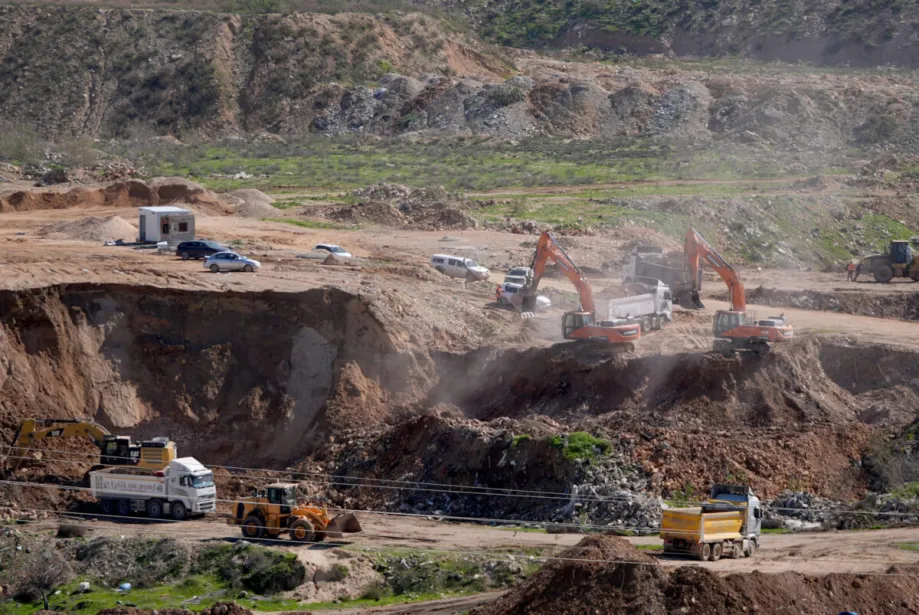 As autoridades israelenses estão construindo uma nova estrada de assentamento ao norte de Jerusalém Oriental, informou um funcionário do governo da província de Jerusalém em 5 de fevereiro de 2026. [Issam Rimawi – Anadolu Agency]