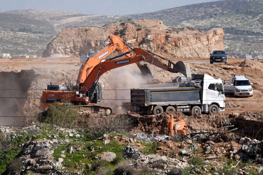 Autoridades israelenses constroem uma nova estrada para assentamentos ao norte de Jerusalém Oriental, segundo informações de um funcionário do governo de Jerusalém em 5 de fevereiro de 2026. [Issam Rimawi – Agência Anadolu]
