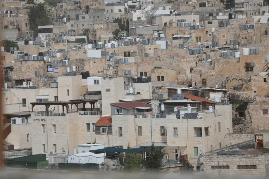 Colonizadores israelenses invadiram a Cidade Velha de Hebron após a aprovação, por Israel, de uma série de medidas destinadas a expandir suas “atividades de supervisão e controle” em áreas sob administração da Autoridade Palestina na Cisjordânia, em 9 de fevereiro de 2026. [Mamoun Wazwaz – Agência Anadolu]