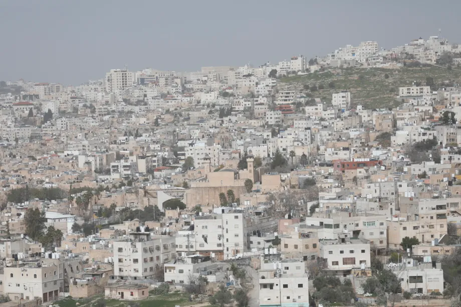 Colonizadores israelenses invadiram a Cidade Velha de Hebron após a aprovação, por Israel, de uma série de medidas destinadas a expandir suas “atividades de supervisão e controle” em áreas sob administração da Autoridade Palestina na Cisjordânia, em 9 de fevereiro de 2026. [Mamoun Wazwaz – Agência Anadolu]