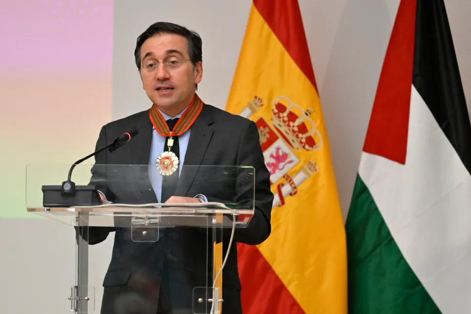 Ministro das Relações Exteriores da Espanha, José Manuel Albares, discursa após receber uma medalha de mérito do embaixador palestino em Madri, Husni Abdel Wahed, durante um evento na Casa Árabe em Madri, Espanha, em 10 de fevereiro de 2026. [Burak Akbulut – Agência Anadolu]