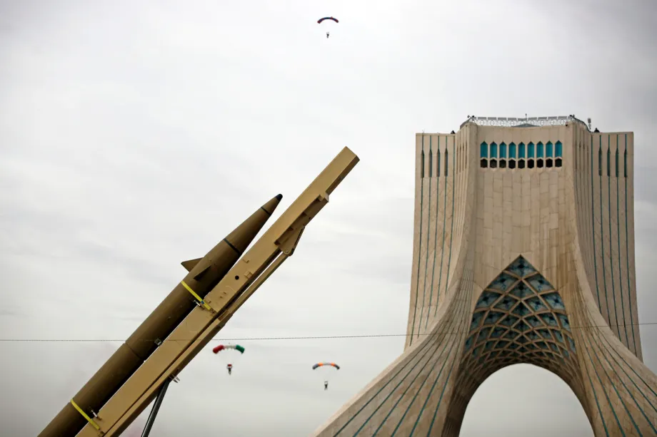 Mísseis produzidos pelas forças armadas iranianas para a indústria de defesa são exibidos, enquanto um show de paramotor com a bandeira iraniana acontece durante as comemorações do 47º aniversário da revolução de 1979 liderada pelo aiatolá Ruhollah Khomeini, com centenas de cidadãos reunidos na Praça Azadi, em Teerã, Irã, em 11 de fevereiro de 2026. [Fatemeh Bahrami – Agência Anadolu]