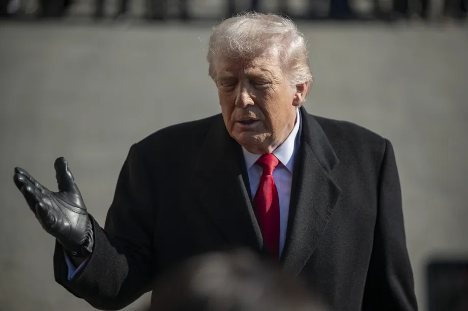 O presidente dos Estados Unidos, Donald Trump, fala à imprensa antes de deixar a Casa Branca rumo a Fayetteville, Carolina do Norte, em 13 de fevereiro de 2026, em Washington, D.C. [Celal Güneş – Agência Anadolu]