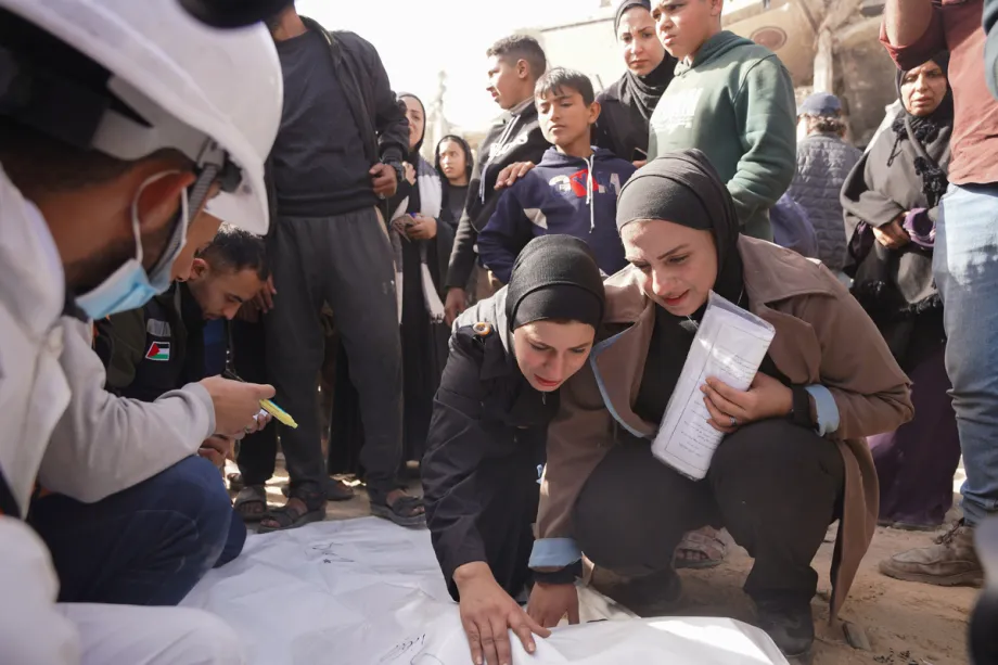 Palestinos lamentam a morte da família Abu Nasr, que ficou presa sob os escombros de um prédio destruído em ataques israelenses, em Beit Lahia, Gaza, em 15 de fevereiro de 2026. [Anas Zeyad Fteha – Agência Anadolu]