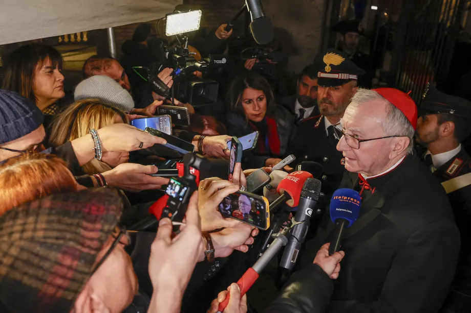 O Cardeal Pietro Parolin, Secretário de Estado do Vaticano, conversa com jornalistas em Roma, Itália, em 17 de fevereiro de 2026. [Riccardo De Luca – Agência Anadolu]