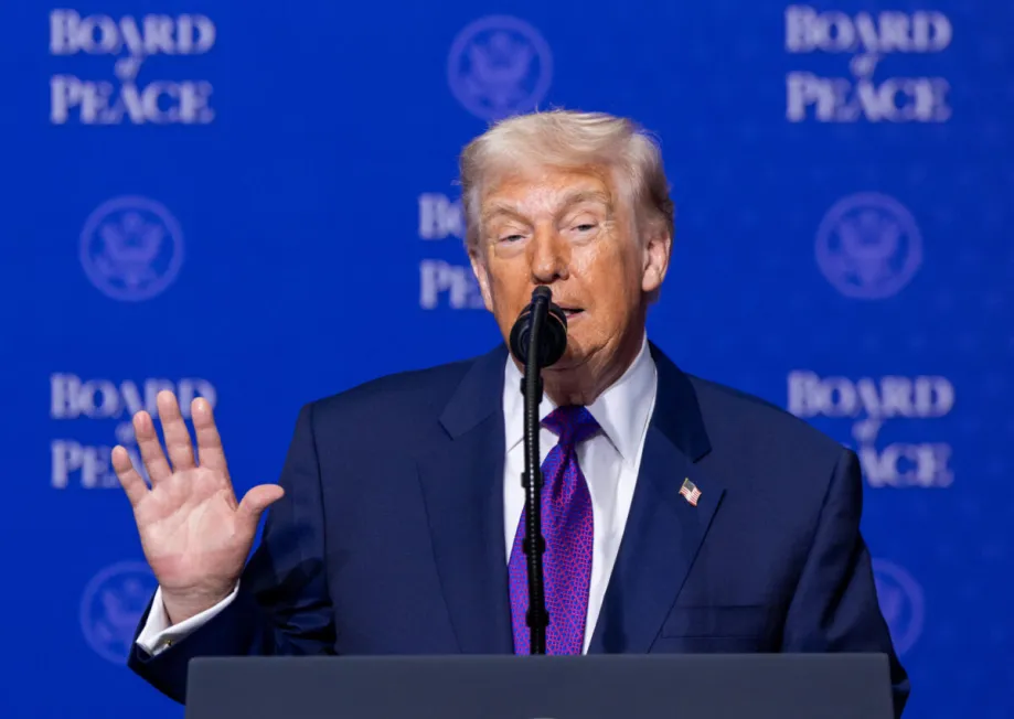 O presidente dos EUA, Donald Trump, discursa durante a reunião inaugural do “Conselho da Paz”, sua nova instituição focada no progresso em Gaza, no Instituto da Paz dos EUA em Washington, DC, Estados Unidos, em 19 de fevereiro de 2026. [Murat Gök – Agência Anadolu]