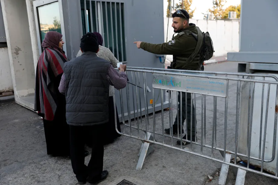 Palestinos se reúnem em um posto de controle em Belém, Cisjordânia, para atravessar para Jerusalém para as primeiras orações de sexta-feira do Ramadã na Mesquita de Al-Aqsa, apesar das restrições israelenses, em 20 de fevereiro de 2026. [Mamoun Wazwaz - Agência Anadolu]