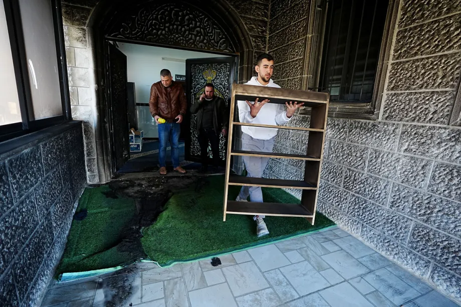 Uma imagem mostra a entrada queimada e o tapete danificado da Mesquita Abu Bakr al-Siddiq após uma tentativa de incêndio criminoso por colonos israelenses na vila de Tel, perto de Nablus, na Cisjordânia, em 23 de fevereiro de 2026. [Issam Rimawi - Agência Anadolu]