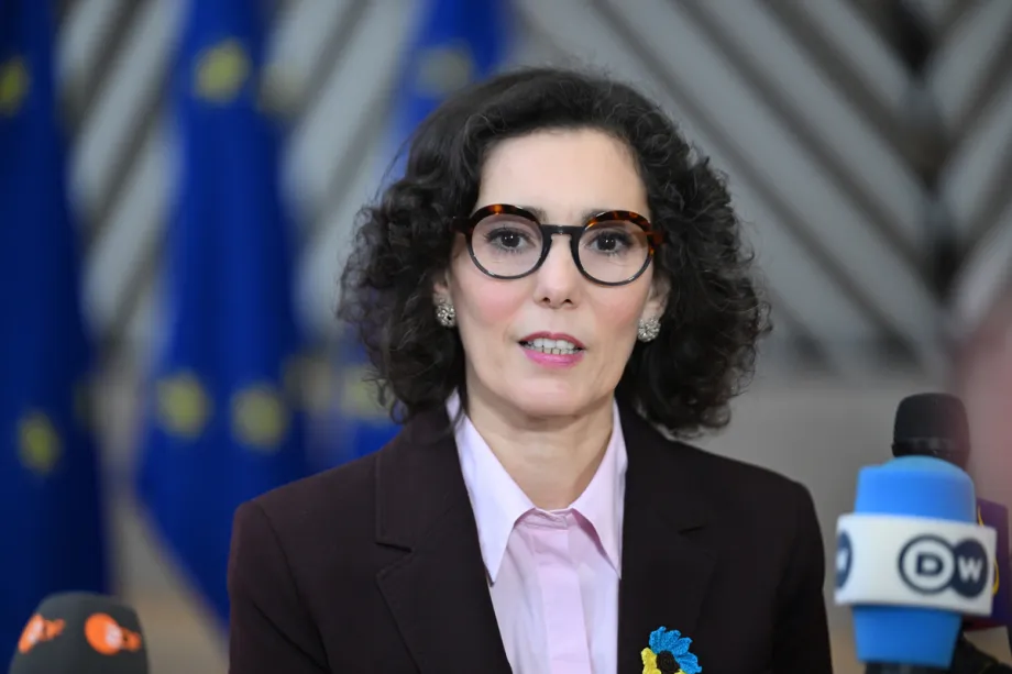 A Comissária Europeia para a Igualdade, Preparação e Gestão de Crises, Hadja Lahbib, em Bruxelas, Bélgica, em 23 de fevereiro de 2026. [Dursun Aydemir – Agência Anadolu]