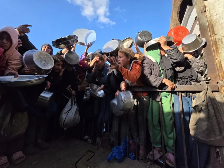 Palestinos aguardam distribuição de alimentos em al-Mawasi, no sul de Gaza, em 26 de fevereiro de 2026 [Mohammed Eslayeh/Agência Anadolu]