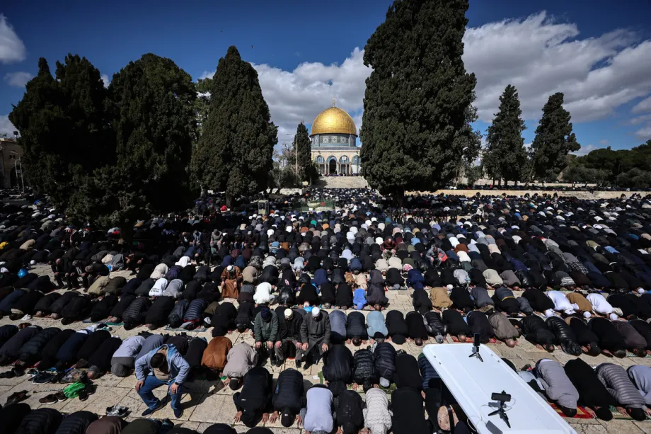 Palestinos se reúnem para as preces da segunda sexta-feira do Ramadã, na Mesquita de Al-Aqsa, em Jerusalém ocupada, em 27 de fevereiro de 2026 [Mostafa Alkharouf/Agência Anadolu]