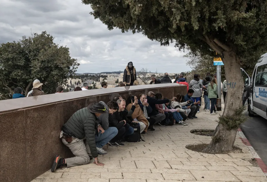 People take shelter as Iran launched missiles and drones towards Israel following the US-Israeli attacks, in Jerusalem onPessoas se abrigam enquanto o Irã lança mísseis e drones contra Israel após os ataques dos EUA e Israel, em Jerusalém, em 28 de fevereiro de 2026. [Mostafa Alkharouf – Anadolu Agency] February 28, 2026. [Mostafa Alkharouf – Anadolu Agency]

