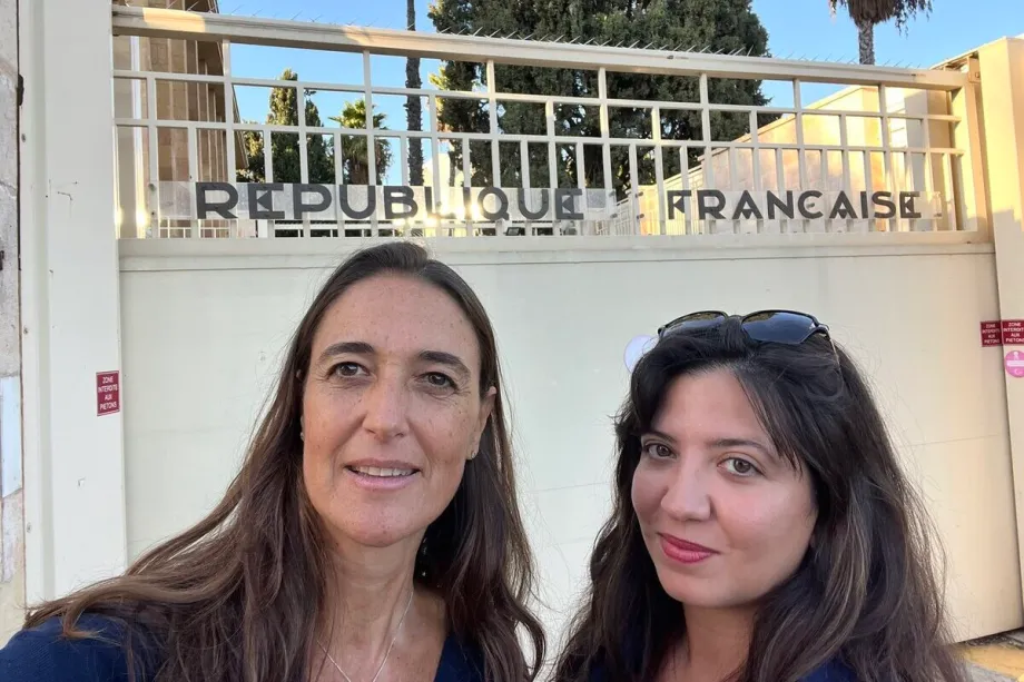 As israelenses franco-canadenses Nili Kupfer-Naouri (E) e Rachel Tioutou (D) enfrentam mandados de prisão na França por seu papel no genocídio em Gaza. [Mídias Sociais/X]