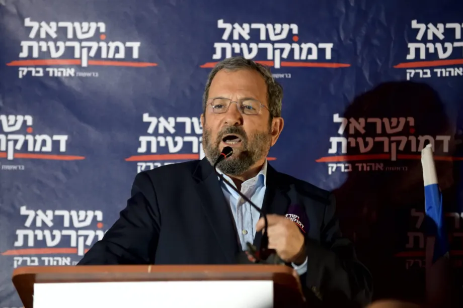 O ex-primeiro-ministro israelense e líder do Partido Democrático de Israel, Ehud Barak, discursa em um evento de campanha eleitoral do partido em Tel Aviv, em 17 de julho de 2019. [Gili Yaari/NurPhoto via Getty Images]