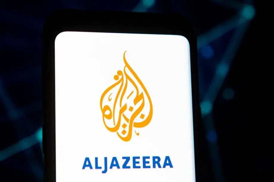 Logotipo da rede Al Jazeera, em 23 de março de 2023 [Mateusz Slodkowski/SOPA Images/LightRocket via Getty Images]