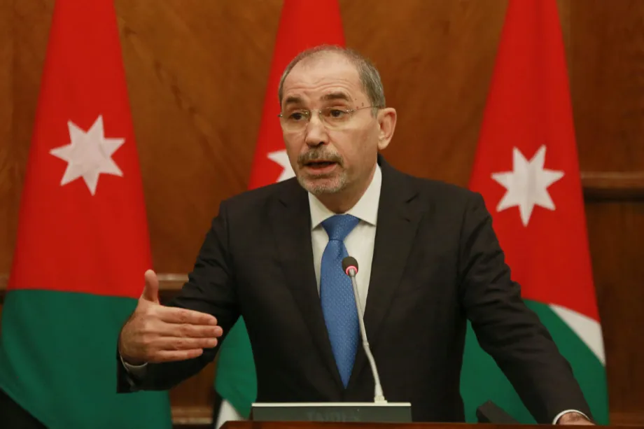 O ministro das Relações Exteriores da Jordânia, Ayman Safadi, discursa na capital jordaniana, Amã. [KHALIL MAZRAAWI/AFP via Getty Images]