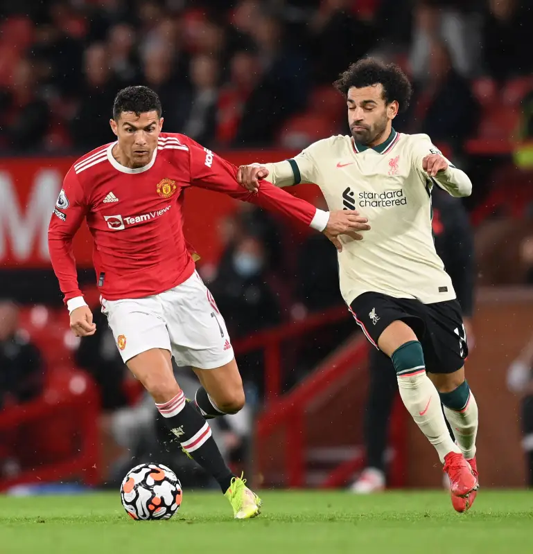 Cristiano Ronaldo e Mohamed Salah, do Liverpool, durante a partida da Premier League entre Manchester United e Liverpool em Old Trafford. [Foto de Michael Regan/Getty Images]