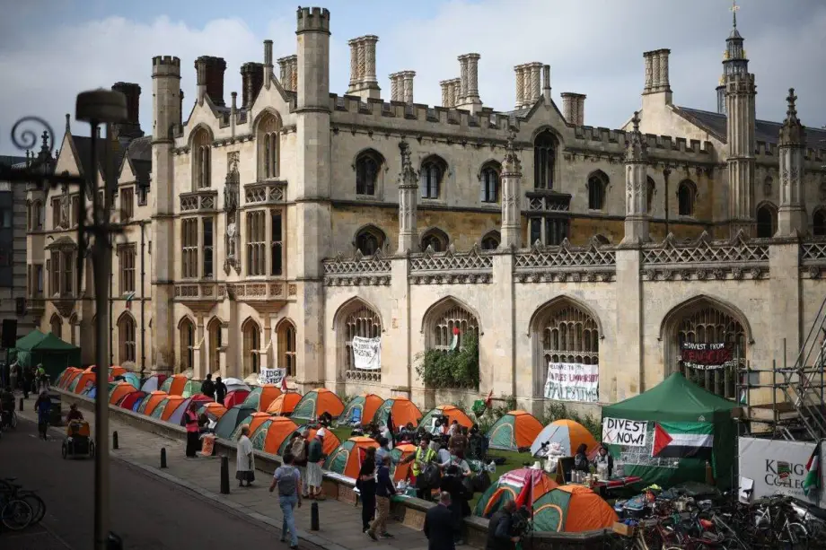 Estudantes se reúnem em torno de suas tendas durante um protesto em apoio ao povo palestino, no King's College da Universidade de Cambridge, em Cambridge, leste da Inglaterra, em 7 de maio de 2024 [Henry Nicholls/AFP via Getty Images]