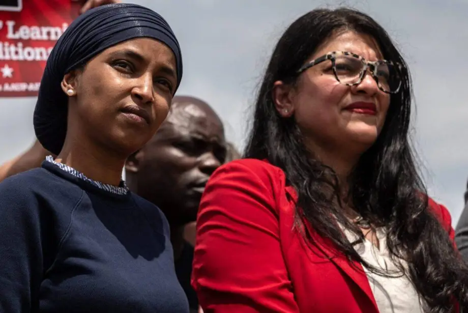 A deputada Rashida Tlaib, democrata de Michigan, à direita, e a deputada Ilhan Omar, democrata de Minnesota, durante uma coletiva de imprensa sobre liberdade de expressão em campi universitários, em frente ao Capitólio dos EUA, em Washington, DC, EUA, na quinta-feira, 23 de maio de 2024 [Anna Rose Layden/Bloomberg via Getty Images]