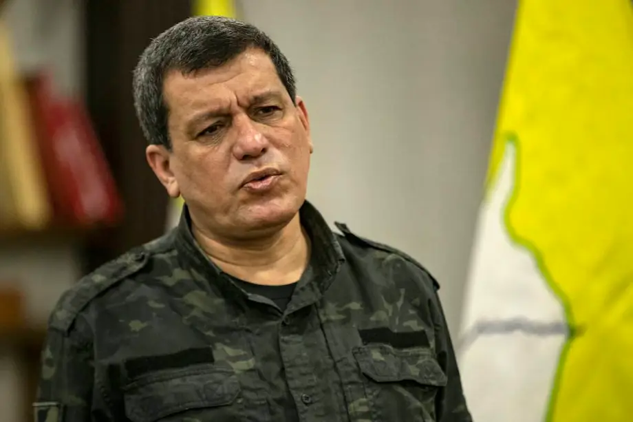 O comandante-em-chefe das Forças Democráticas da Síria, Mazloum Abdi, fala durante uma entrevista à AFP na cidade de Hasakeh, no nordeste da Síria, em 26 de outubro de 2024. [Delil Souleiman / AFP/ Getty Images]