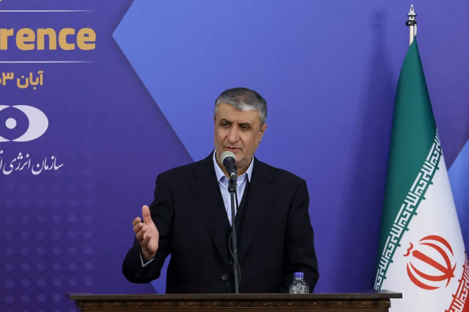 O chefe da Organização de Energia Atômica do Irã, Mohammad Eslami, discursa durante uma coletiva de imprensa conjunta com o chefe da agência nuclear das Nações Unidas em Teerã, em 14 de novembro de 2024. [Atta Kenare/ AFP/ Getty Images]