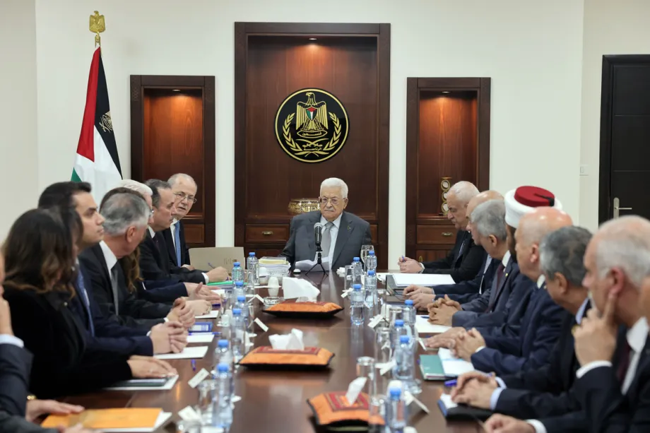 O presidente palestino Mahmoud Abbas preside a reunião de gabinete em Ramallah, Cisjordânia, em 26 de novembro de 2024. [Presidência Palestina / Divulgação/Anadolu via Getty Images]